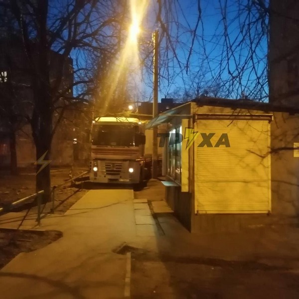 В Харькове заблудившаяся фура образовала яму во дворе жилого дома. Фото: Труха